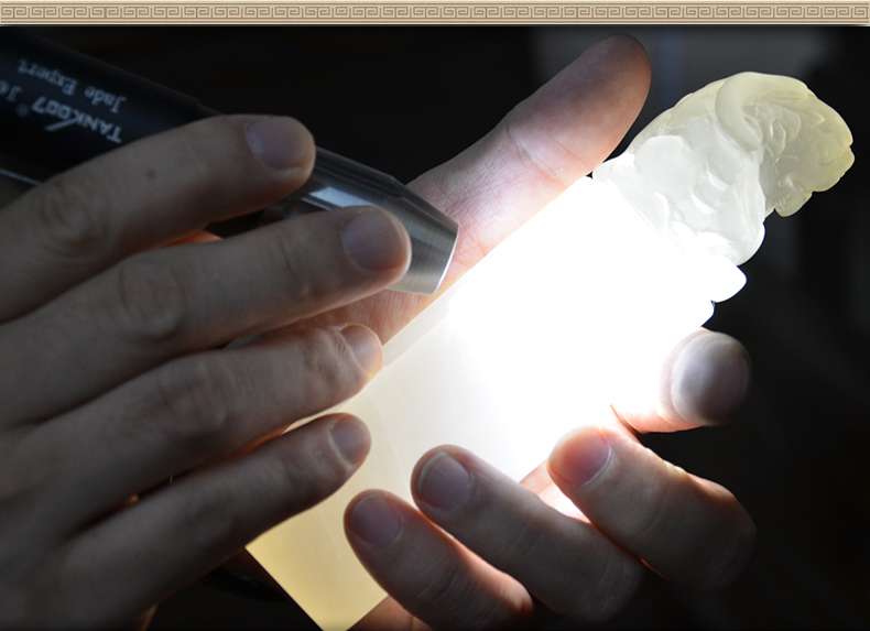 照玉強光手電筒不只可以鑒定琥珀，還可以鑒別各種的玉石、原石