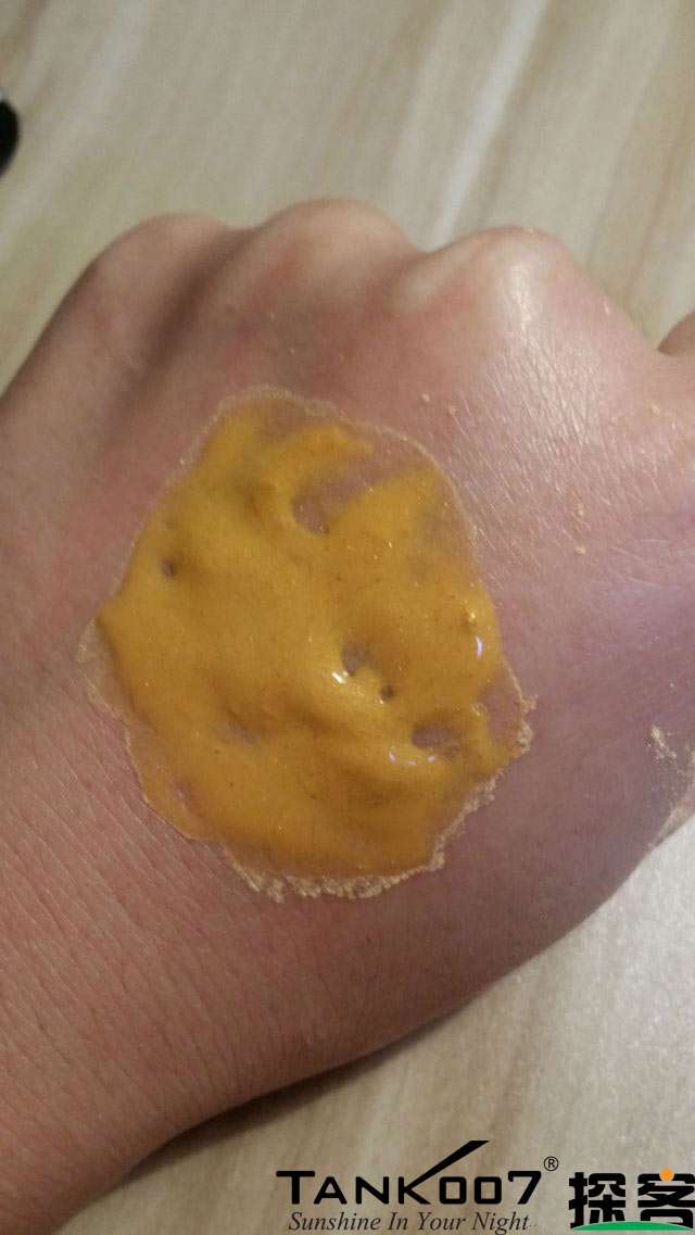 客戶買了紫光手電驗熒光劑，先拿面膜大姨媽巾開刀 