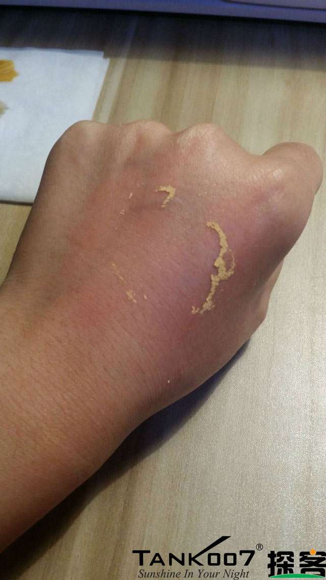 客戶買了紫光手電驗熒光劑，先拿面膜大姨媽巾開刀 