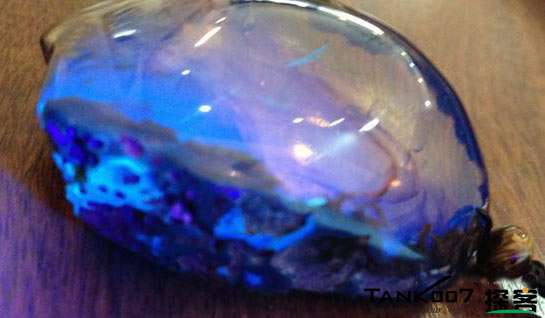 網(wǎng)上用紫光手電鑒定琥珀的帖子這么多，哪個(gè)是真假？