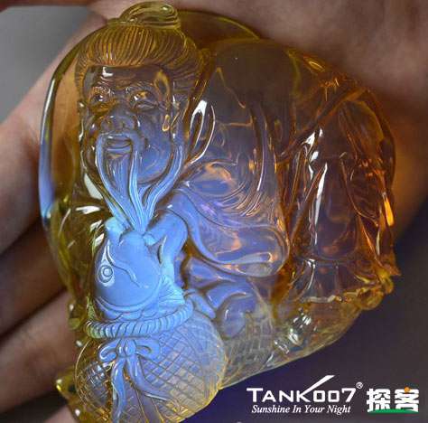 網(wǎng)上用紫光手電鑒定琥珀的帖子這么多，哪個(gè)是真假？