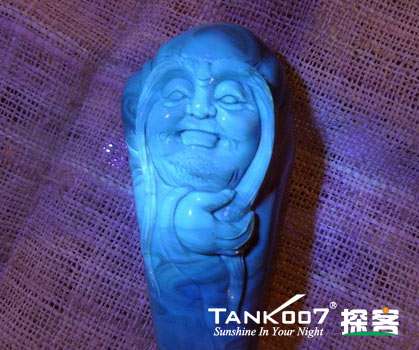 網(wǎng)上用紫光手電鑒定琥珀的帖子這么多，哪個(gè)是真假？