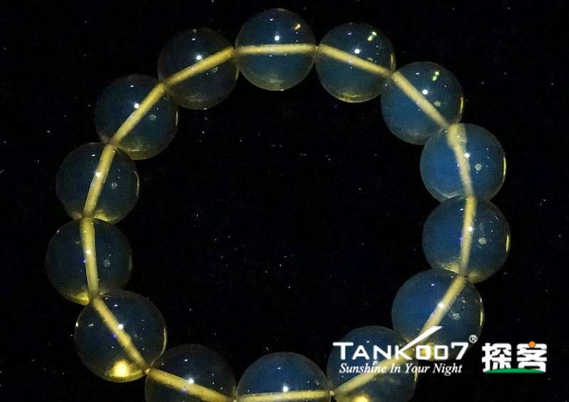 網(wǎng)上用紫光手電鑒定琥珀的帖子這么多，哪個(gè)是真假？