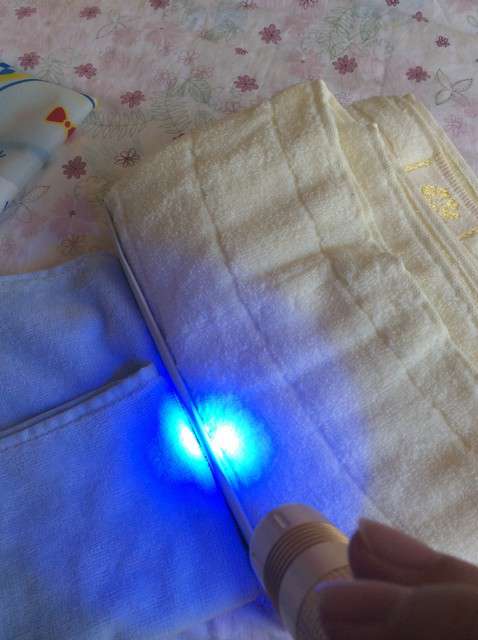  寶媽買了紫光手電，衣服上好多熒光劑，看的心慌害怕