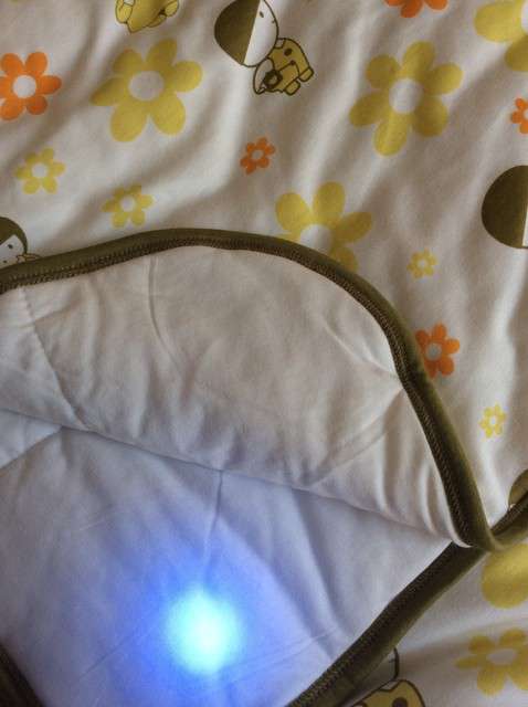  寶媽買了紫光手電，衣服上好多熒光劑，看的心慌害怕