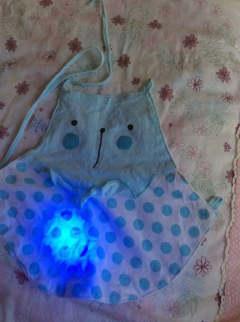  寶媽買了紫光手電，衣服上好多熒光劑，看的心慌害怕