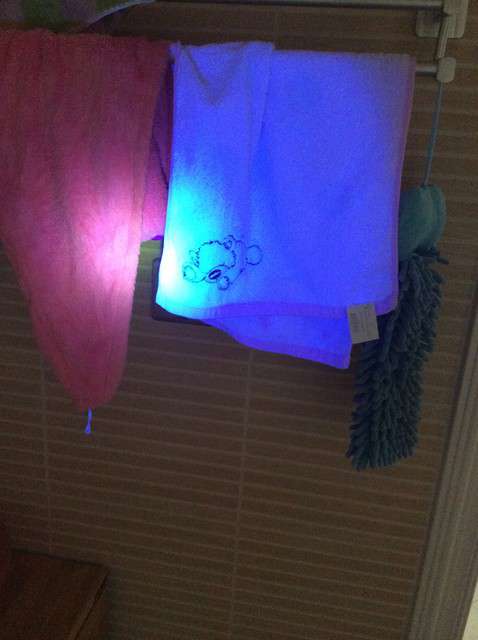  寶媽買了紫光手電，衣服上好多熒光劑，看的心慌害怕