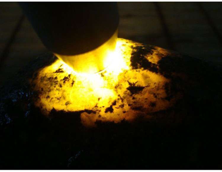 玉石用照玉手電筒白光和放大鏡看的是什么？